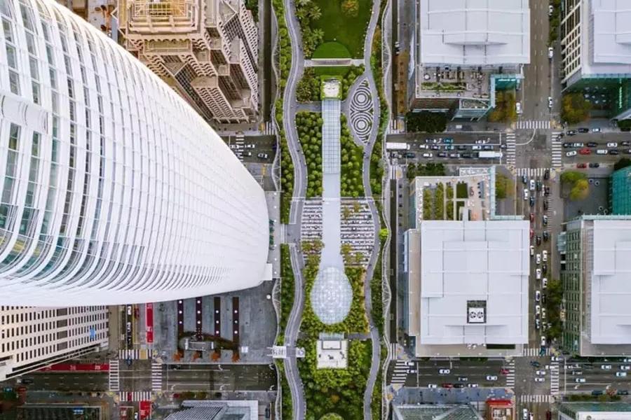 Eine Luftaufnahme des Salesforce Parks in San Francisco.
