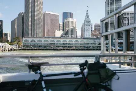 脚踏车靠在栏杆上，背景是渡船大楼.